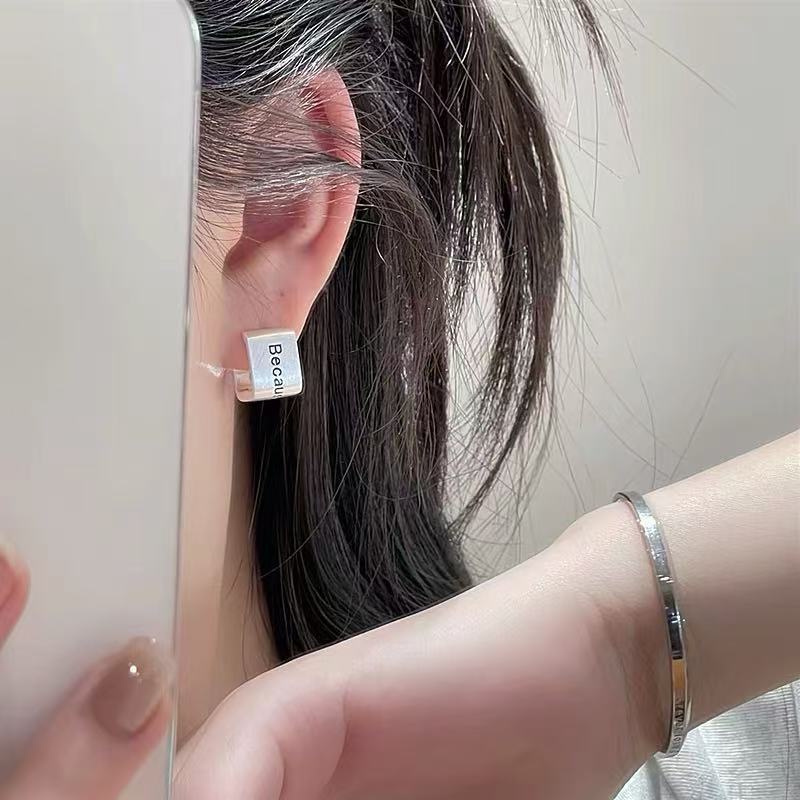 Hebilla de oreja en forma de U - Women Accessories In English reseña y precio