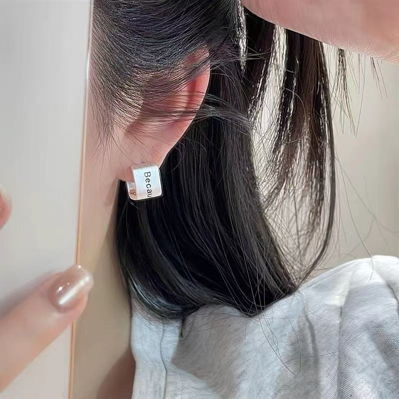 Hebilla de oreja en forma de U - Women Accessories In English reseña y precio