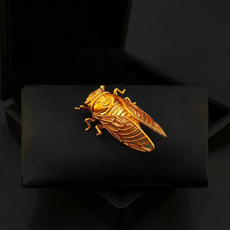 Broche de cigarra dorada con h - Women Accessories Meaning reseña y precio