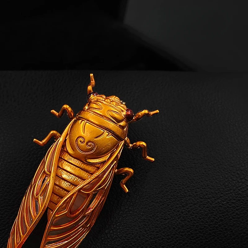 Broche de cigarra dorada con h - Women Accessories Meaning reseña y precio
